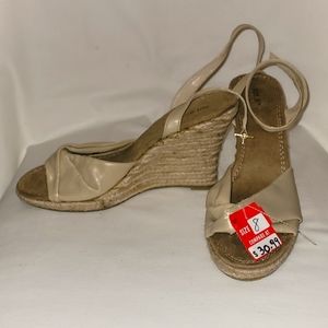 Apt 9. Wedge sandals sz 8
